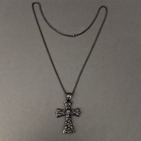 Black metal cross with skulls necklace - Picture 5 of 11